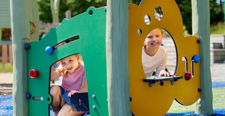 Indus barn på lekplats