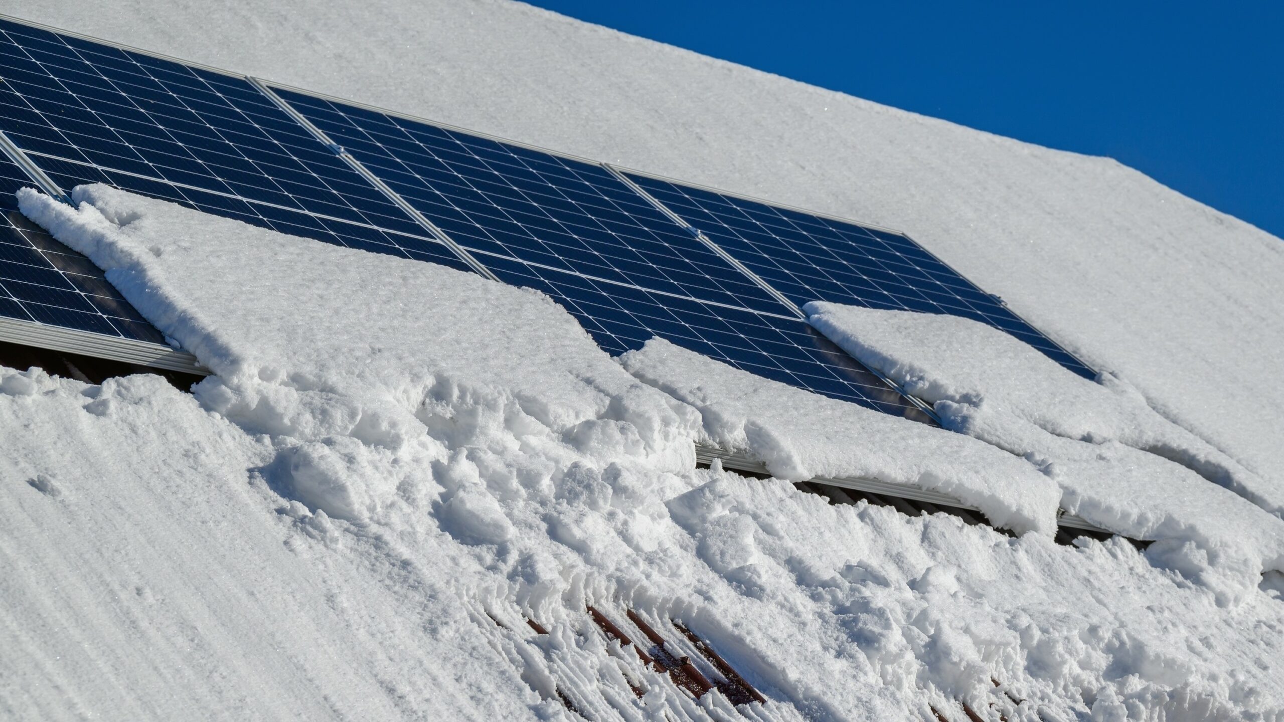 Solceller vinter snö