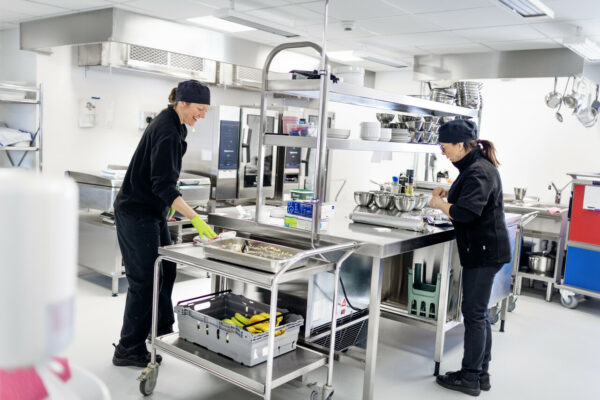 I de fall då storkök ska installeras byggs stora delar av detta på plats.